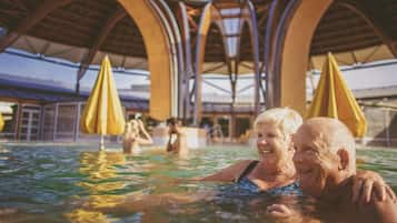 Una piscina techada, sillones reclinables de piscina