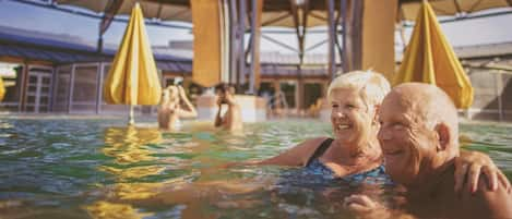 Piscine couverte, chaises longues