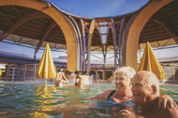 Piscine couverte, chaises longues