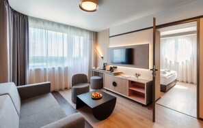 Minibar, värdeförvaringsskåp på rummet och mörkläggningsgardiner