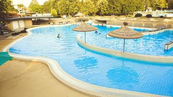 من حمّامات السباحة المغطاة، مقاعد للتشمس