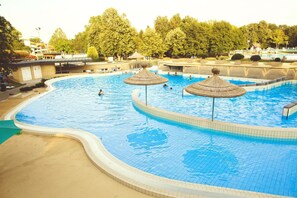 室内游泳池,日光浴躺椅