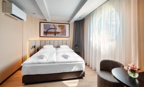 Svit Premium | Minibar, värdeförvaringsskåp på rummet och mörkläggningsgardiner