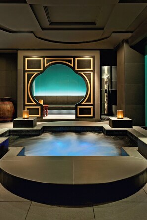 2 สระว่ายน้ำกลางแจ้ง เปิด 7:00 น. ถึง 20:00 น., เก้าอี้อาบแดดริมสระ