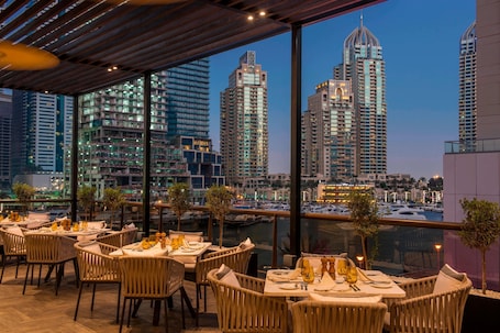 Se sirven cenas y cocina asiática, con vista al mar