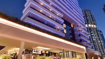 Der serveres aftensmad og asiatiske retter med havudsigt