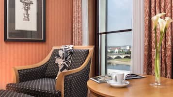 Habitación superior con 2 camas individuales | 1 dormitorio, ropa de cama de alta calidad, caja fuerte y escritorio