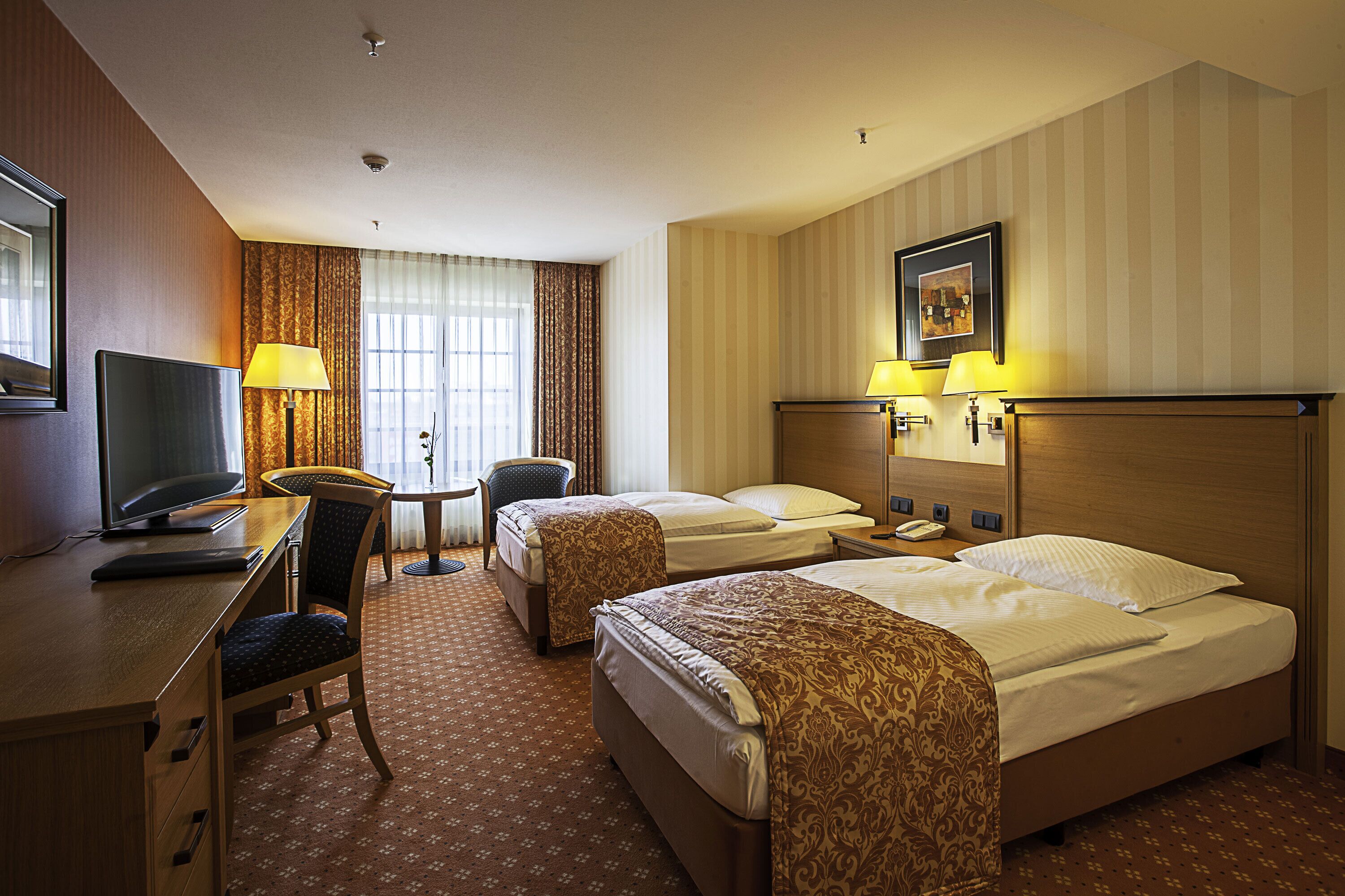 經典雙床房 | 高級寢具、客房內保險箱、書桌、筆電工作空間