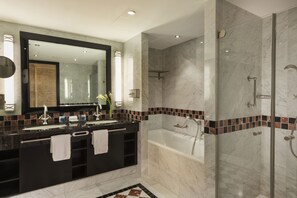 Combined shower/bathtub, hair dryer, bidet, towels