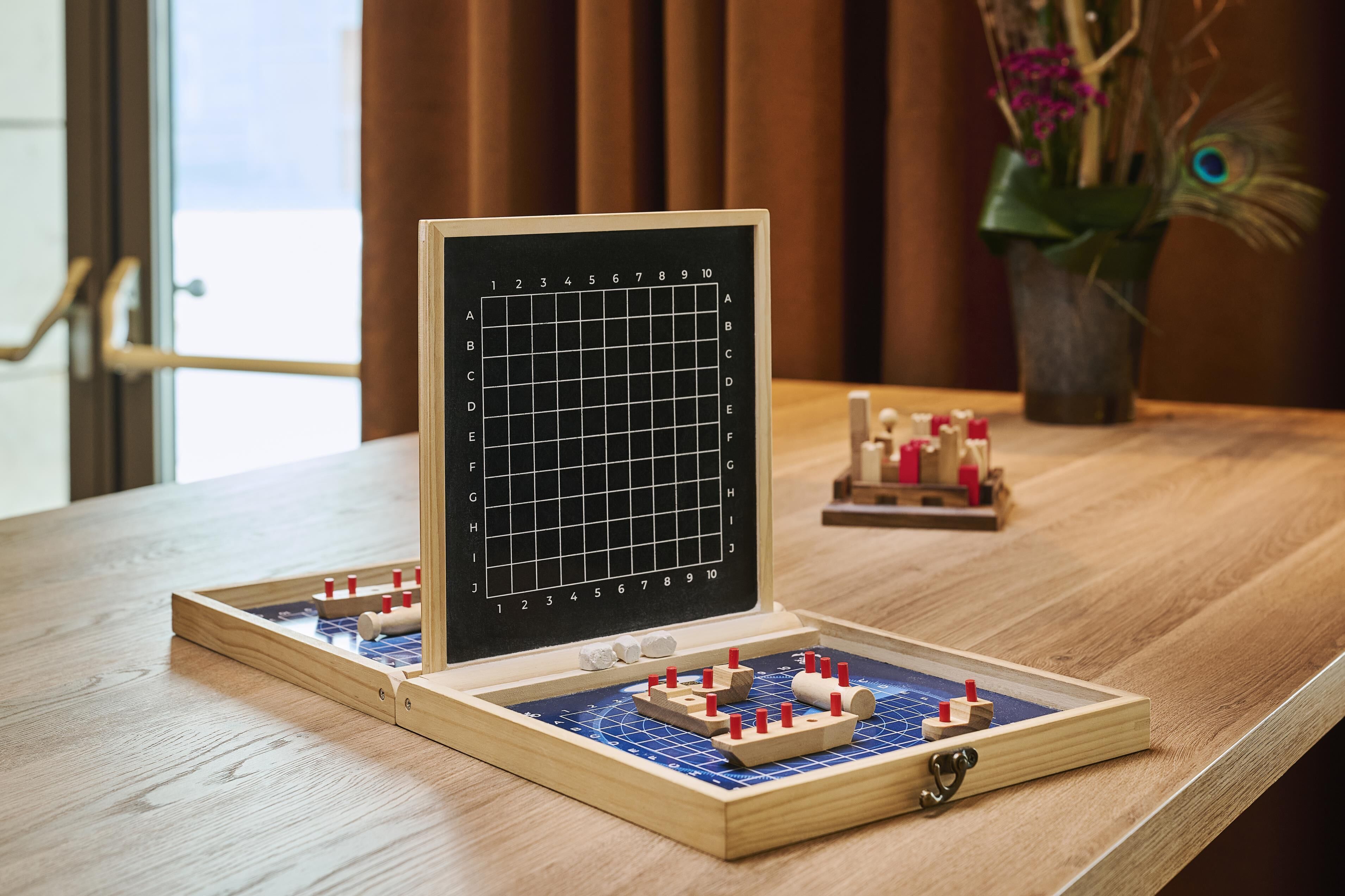 Una mesa de madera con un tablero de ajedrez y un rompecabezas de madera.