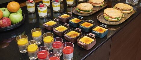 Un bufé con diferentes opciones de comida y bebidas.