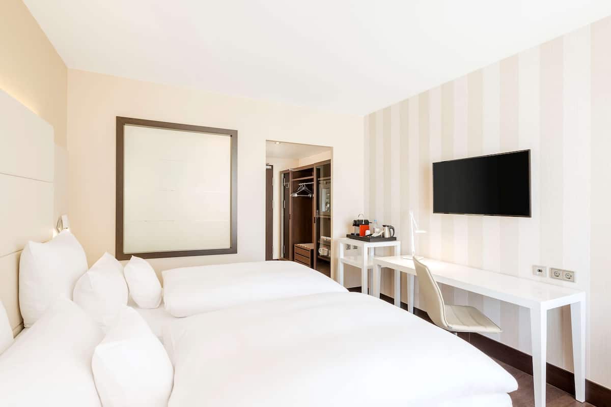 premium bedding, pillow-top beds, minibar, in-room safe