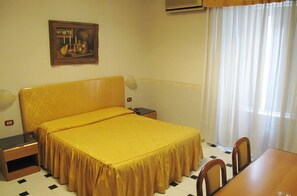 書桌、Wi-Fi (收費)