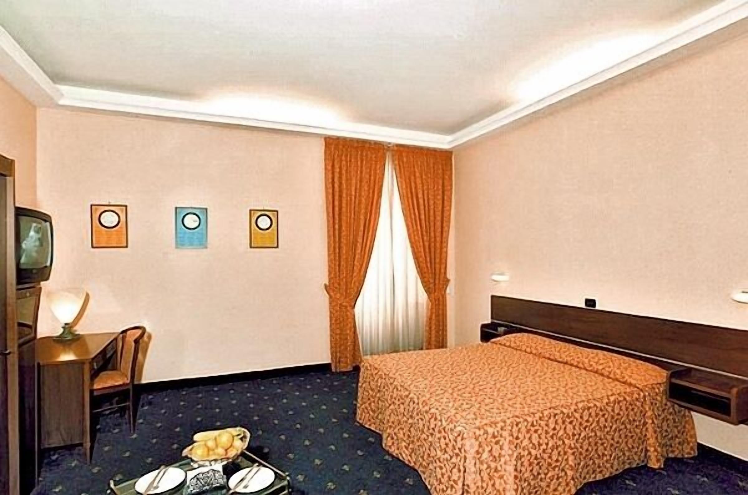 Family Room | Desk, WiFi