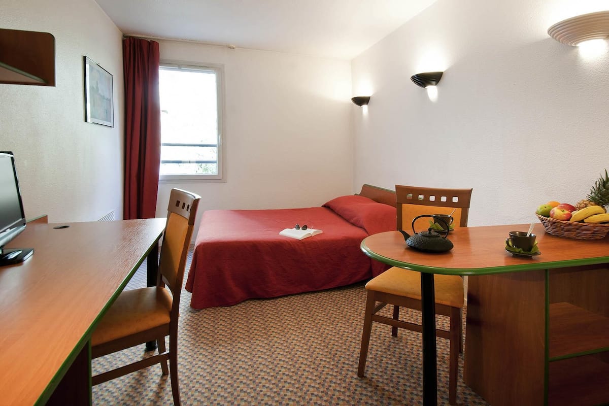 VÀrdeförvaringsskÄp pÄ rummet, skrivbord och gratis barnsÀngar