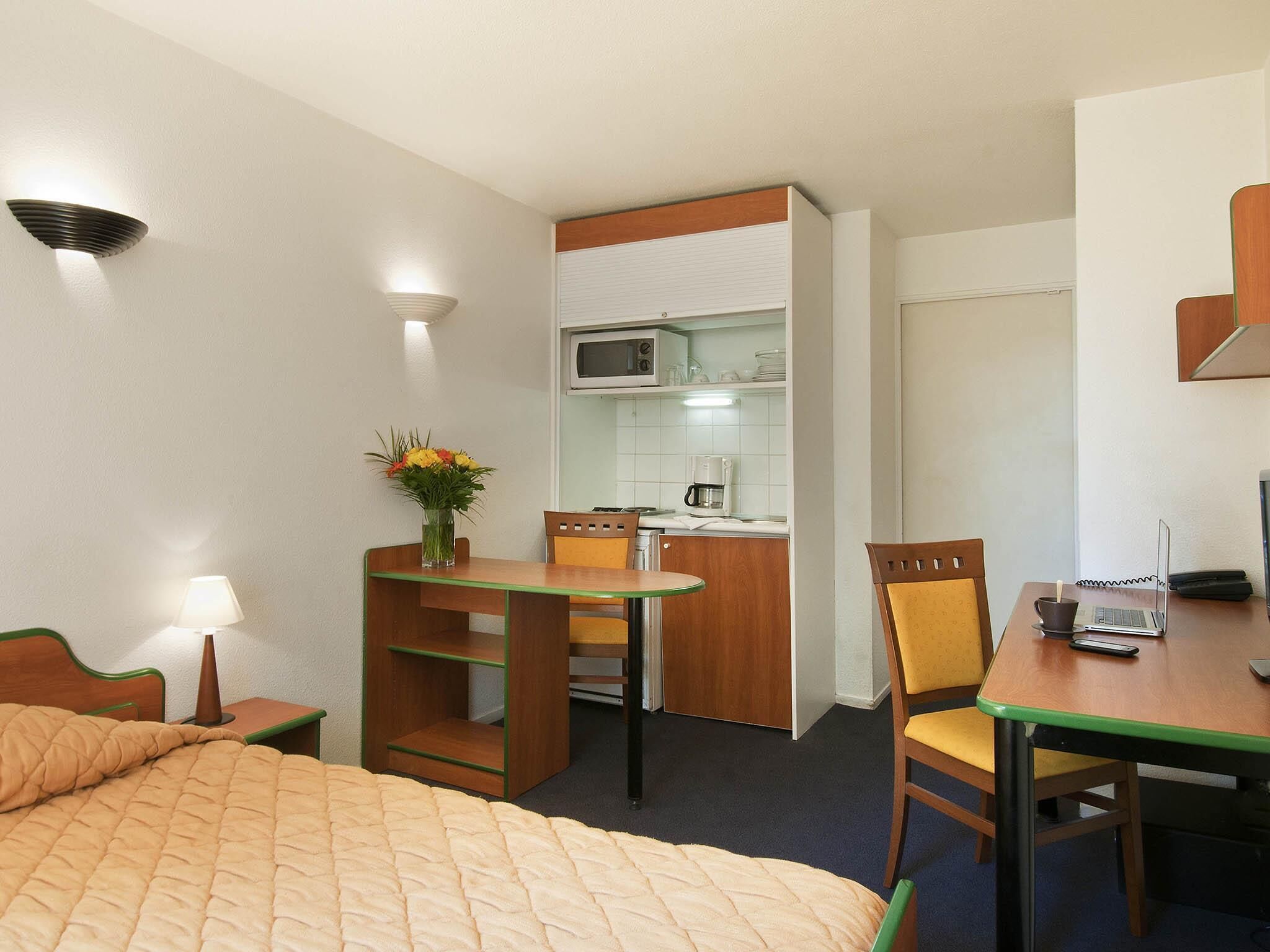 Värdeförvaringsskåp på rummet, skrivbord och gratis barnsängar