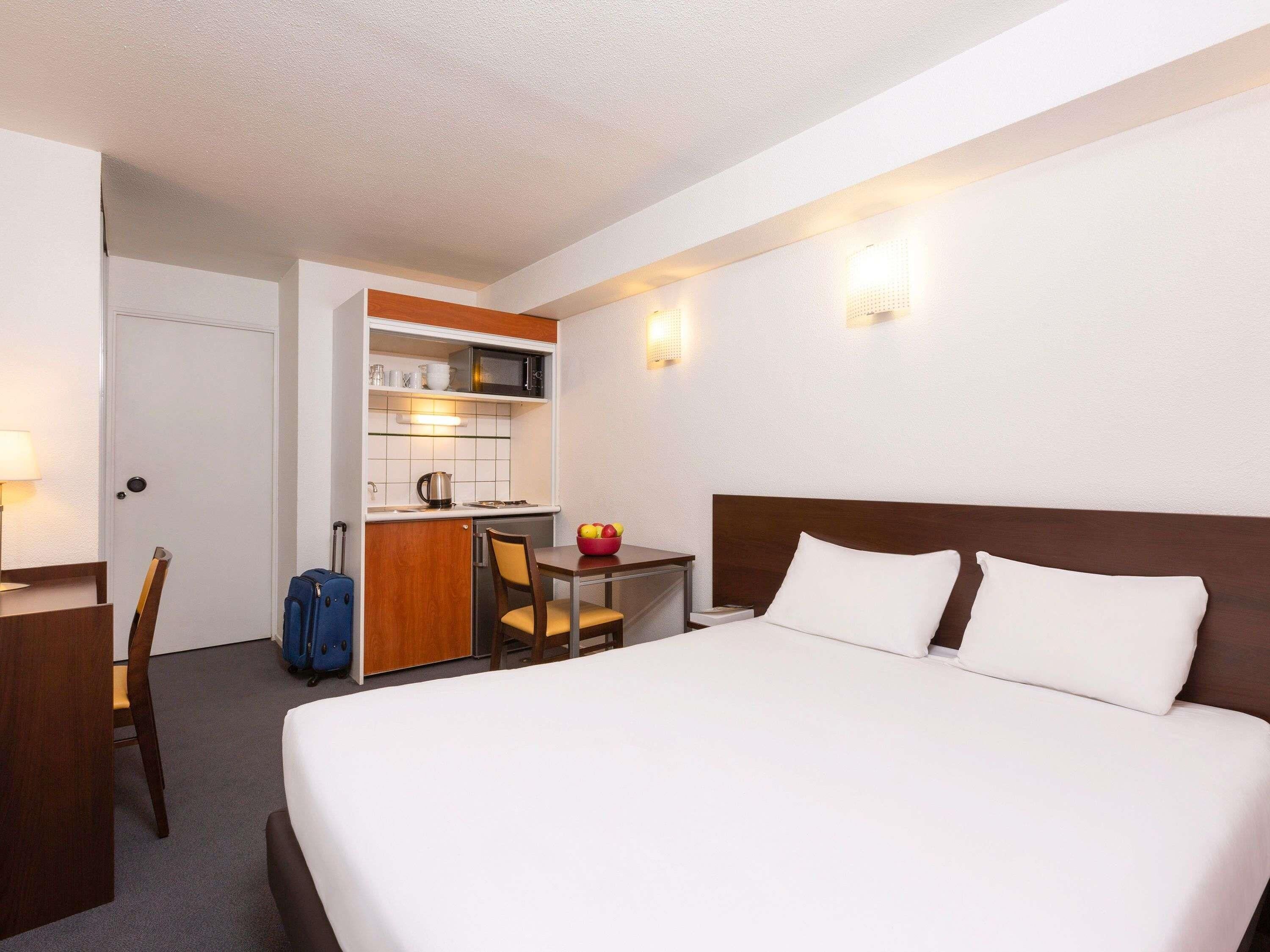 Caja de seguridad en la habitación, escritorio y cunas gratuitas 