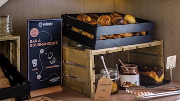 Petit déjeuner continental servi tous les jours en supplément