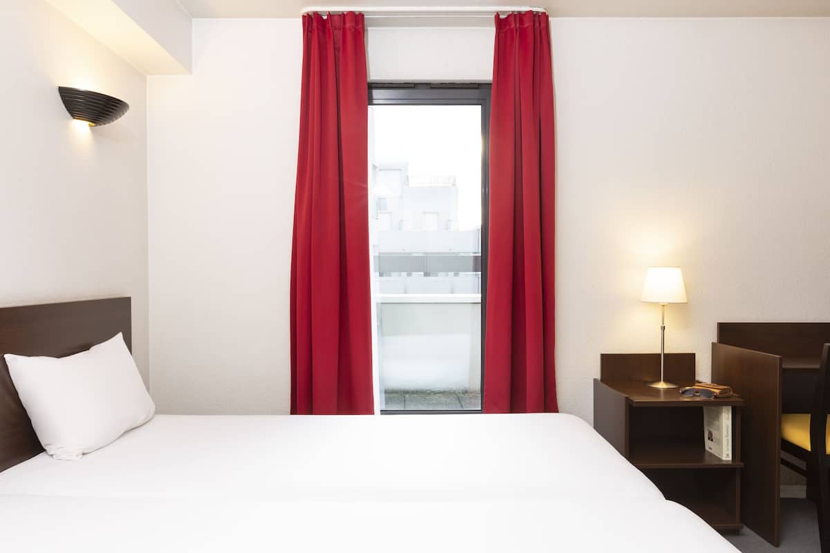 Studio - 1 dubbelsÀng | VÀrdeförvaringsskÄp pÄ rummet, skrivbord och gratis barnsÀngar