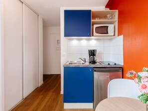 Studio, 1 Tempat Tidur Double | Brankas, meja kerja, kedap suara, dan setrika/meja setrika