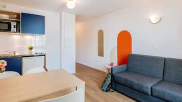 Apartamento, 1 habitación | Caja fuerte, escritorio, sistema de insonorización