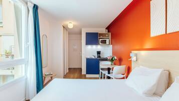 Studio, 1 Double Bed | Private kitchen | Microwave, stovetop, cookware/dishes/utensils