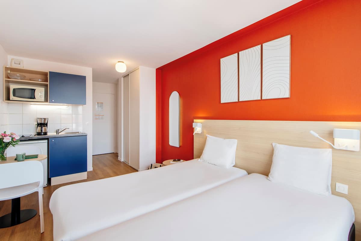 Studio, 1 Double Bed | In-room safe, desk, soundproofing, iron/ironing board