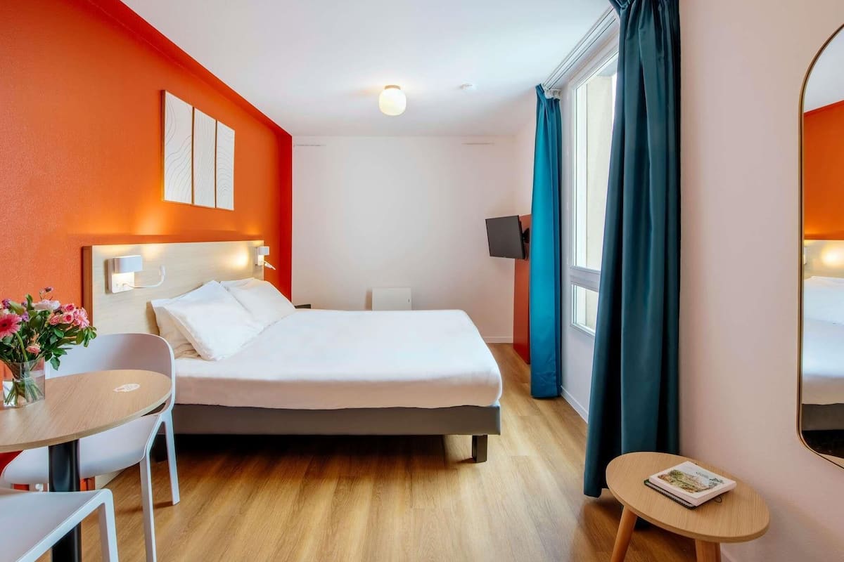 Studio, 1 Double Bed | In-room safe, desk, soundproofing, iron/ironing board