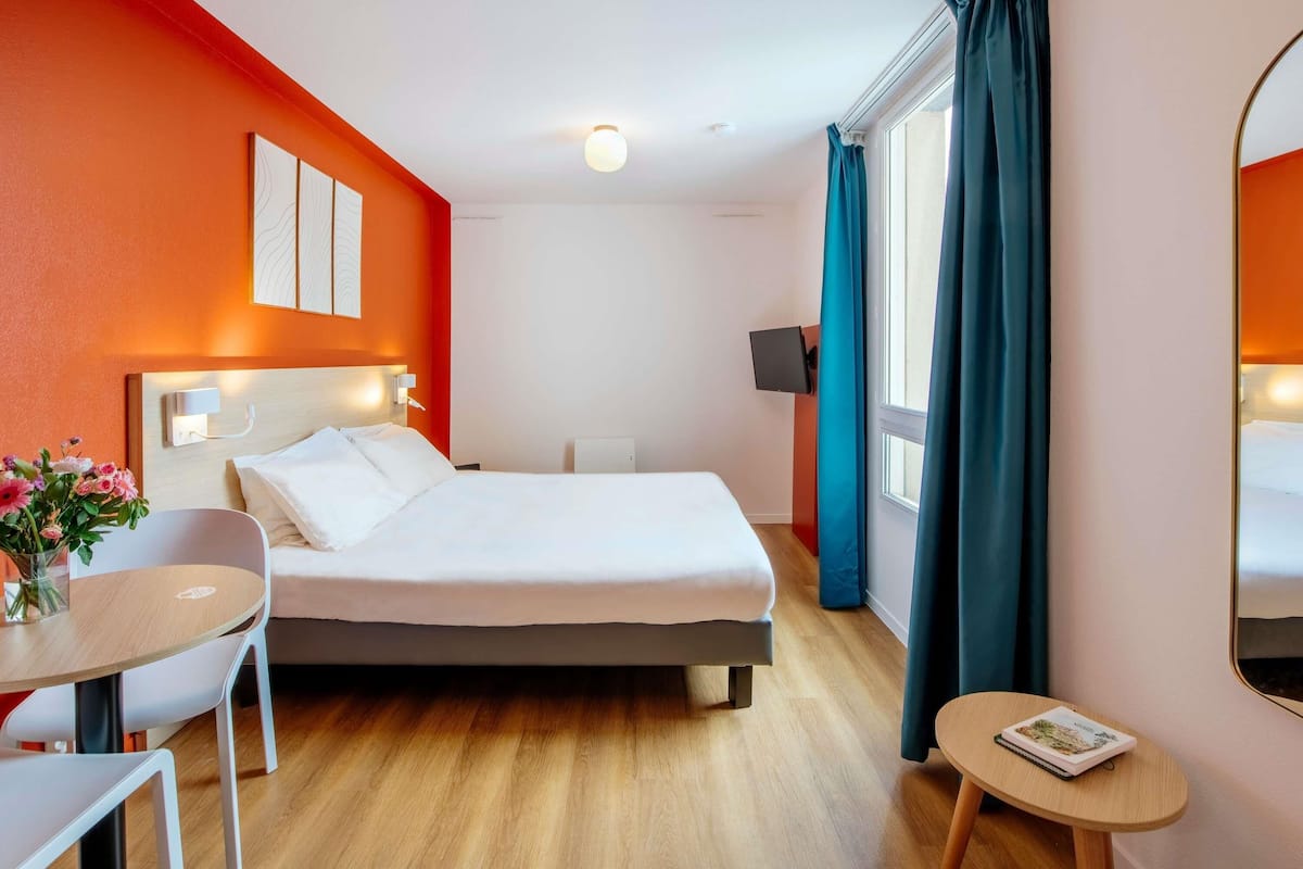 Studio, 1 Double Bed | In-room safe, desk, soundproofing, iron/ironing board