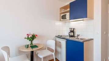 Microondas, placa de cocina y utensilios de cocina