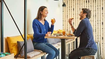 Desayuno buffet (EUR 15 por persona)