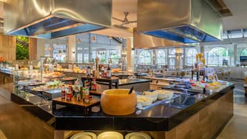 6 restaurantes, se sirven desayunos, comidas y cocina internacional