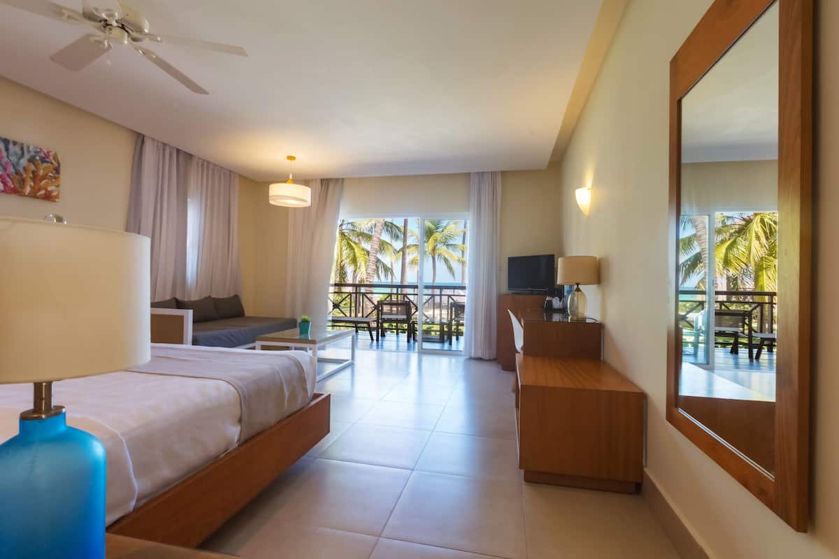 Junior Room | Minibar, blackout curtains, free WiFi, bed sheets