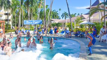 Private beach, white sand, sun loungers, beach towels