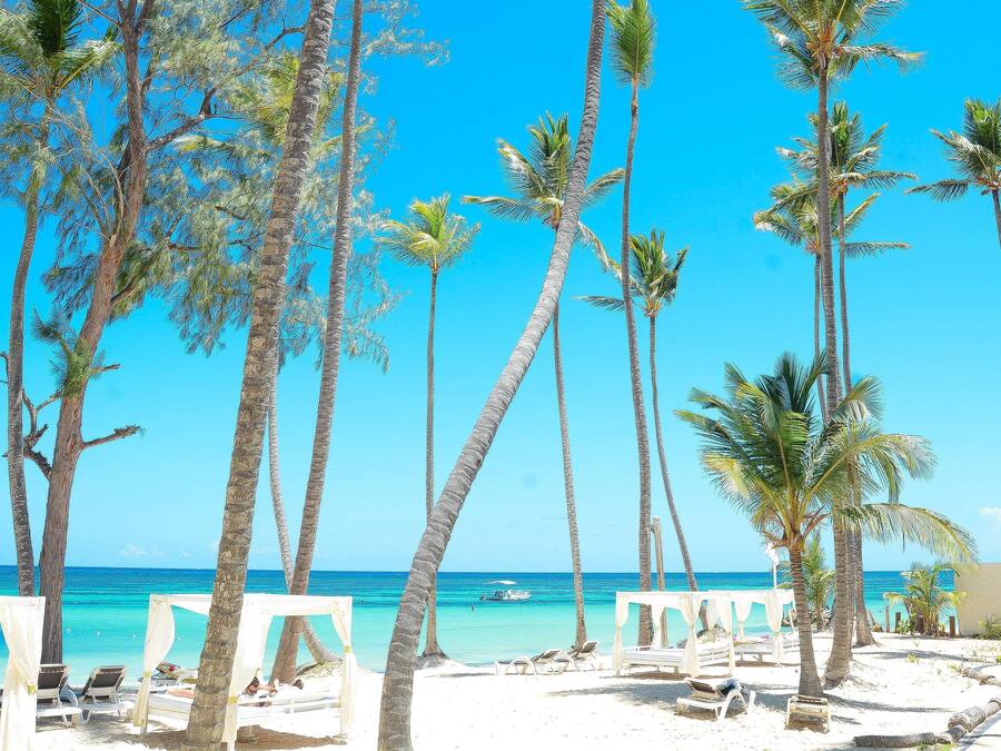 Private beach, white sand, sun-loungers, beach towels