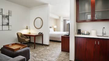 Suite, 1 letto king con divano letto, non fumatori, vista montagna | Una cassaforte in camera, una scrivania, tende oscuranti