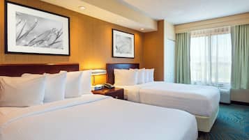 Una cassaforte in camera, una scrivania, tende oscuranti