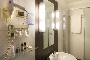Habitación doble (Smart) | Baño | Secador de pelo, bidé y toallas