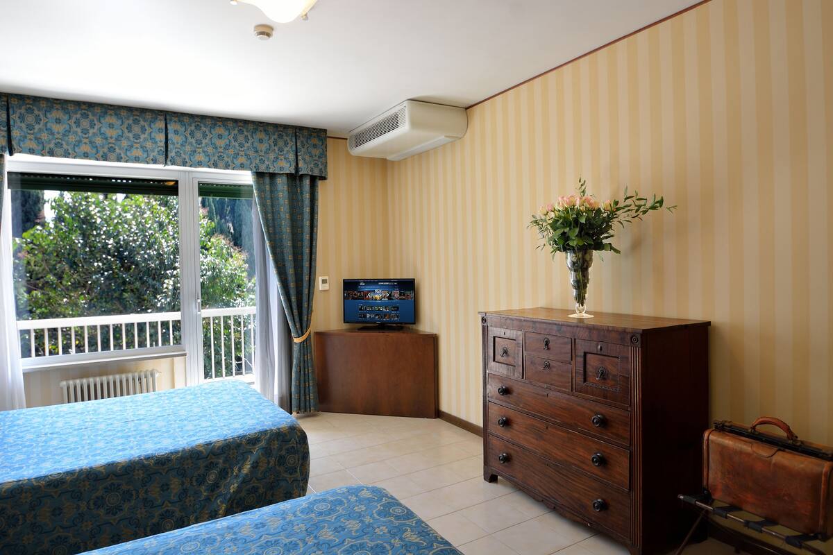 Een minibar, een kluis op de kamer, een bureau, verduisterende gordijnen