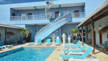 Hồ bơi ngoài trời, ghế dài tắm nắng