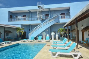 حمّام سباحة خارجي، مقاعد للتشمس