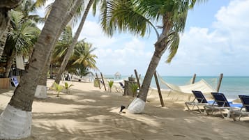 Trên bãi biển, ghế dài tắm nắng, khăn tắm biển, massage trên bãi biển