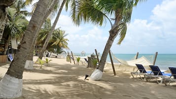 Am Strand, Liegestühle, Strandtücher, Massagen am Strand