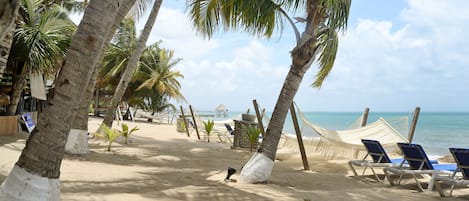 På stranden, solstolar, strandhanddukar och massage på stranden