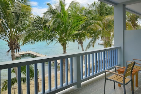 Quarto casal luxo, 1 quarto | Roupas de cama premium, cofres nos quartos, cortinas blackout. Parrot Cove Lodge