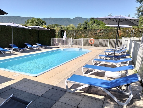 Piscine extérieure (ouverte en saison), parasols de plage