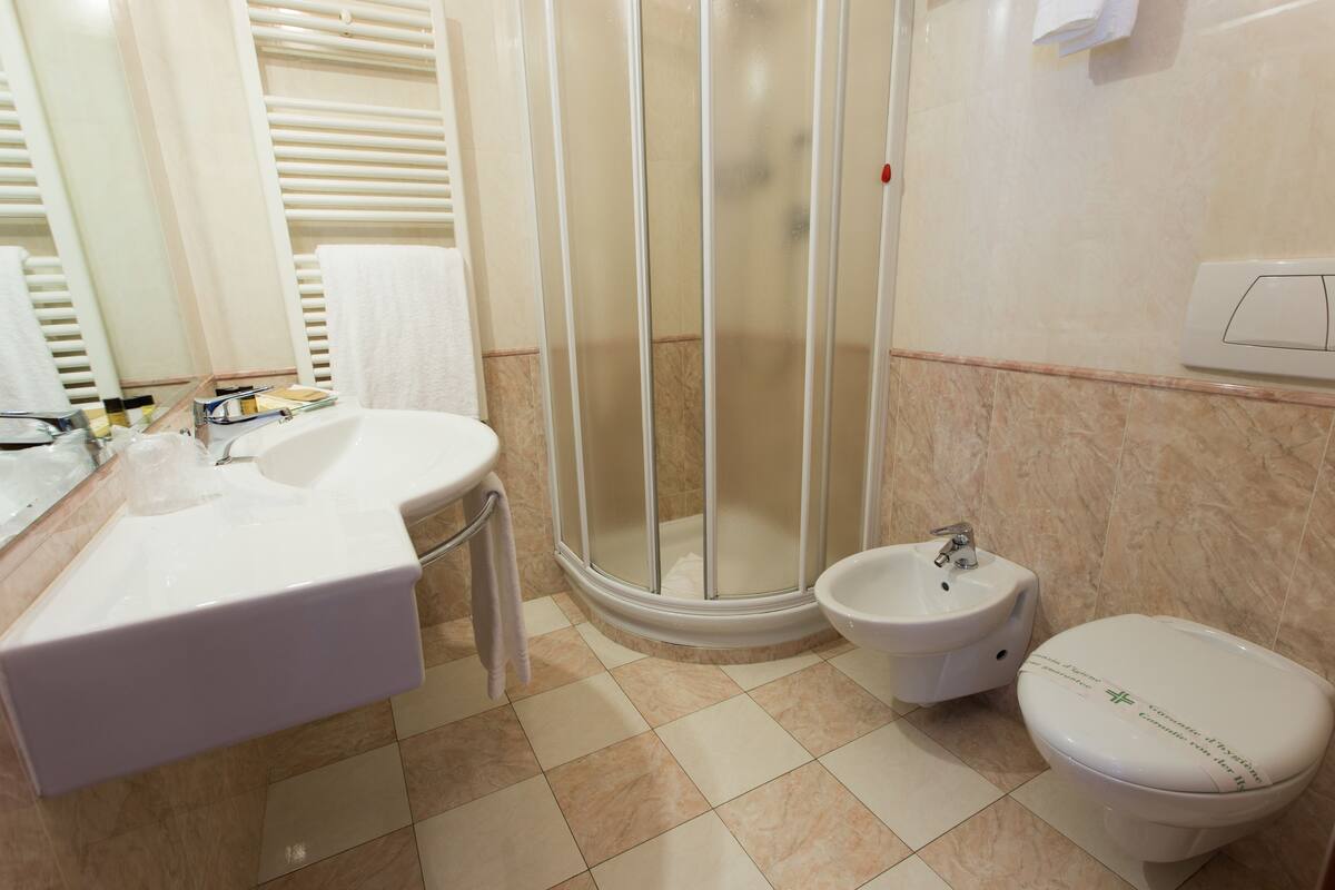 comfort double room, 1 double bed | bathroom | hair dryer, towels
