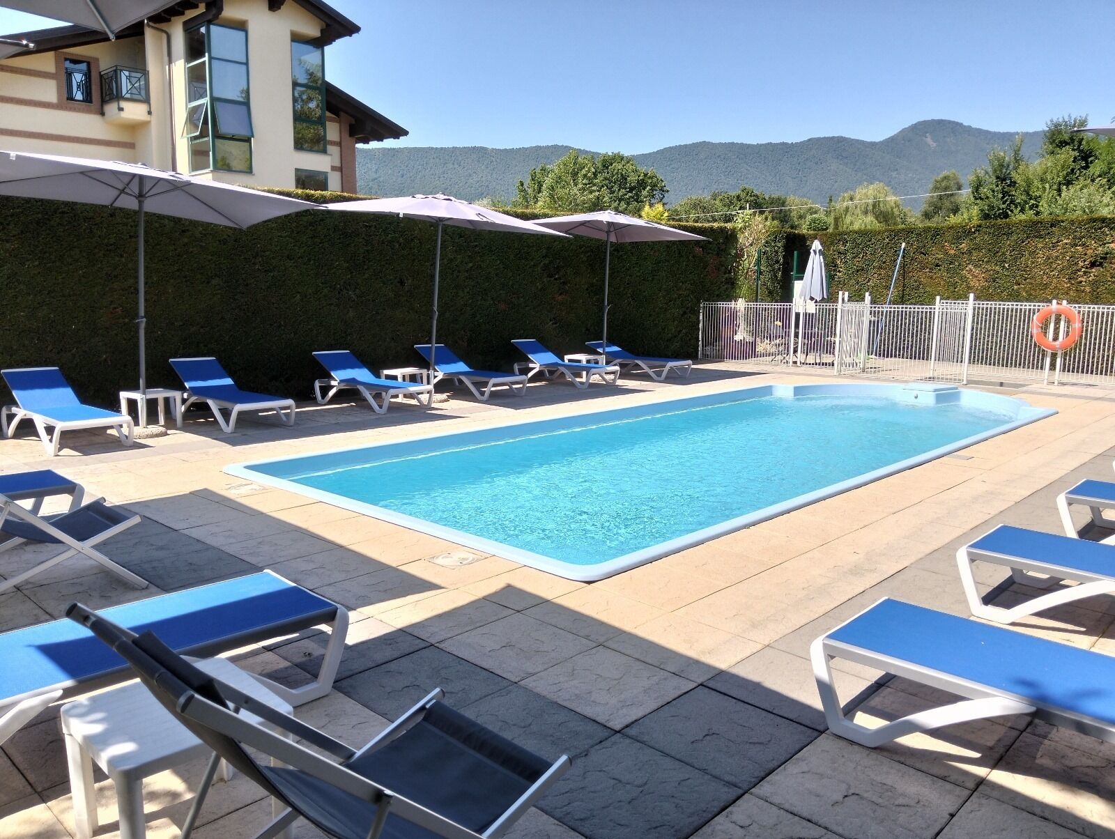 Una piscina al aire libre de temporada (de 10:30 a 17:30), sombrillas