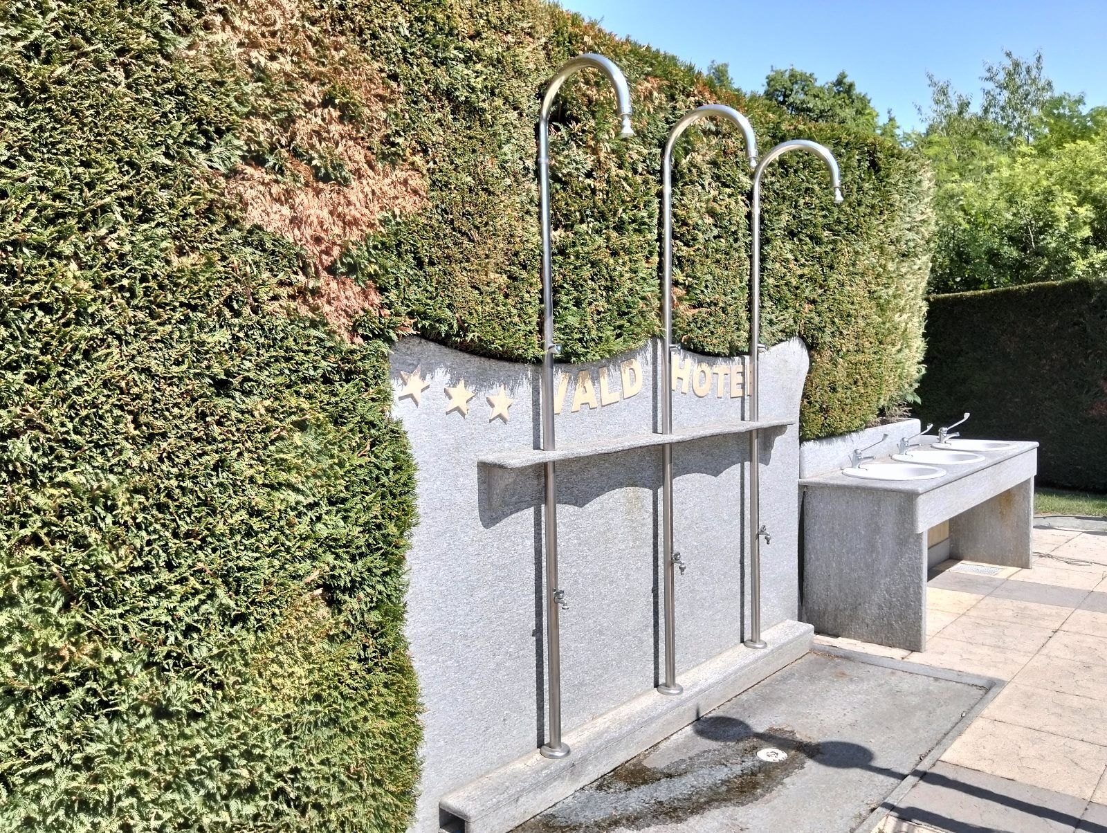 Una piscina al aire libre de temporada, sombrillas