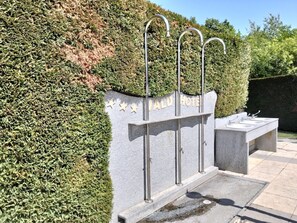 季节性开放的室外游泳池，10:30 至 17:30 开放，池畔遮阳伞，日光浴躺椅